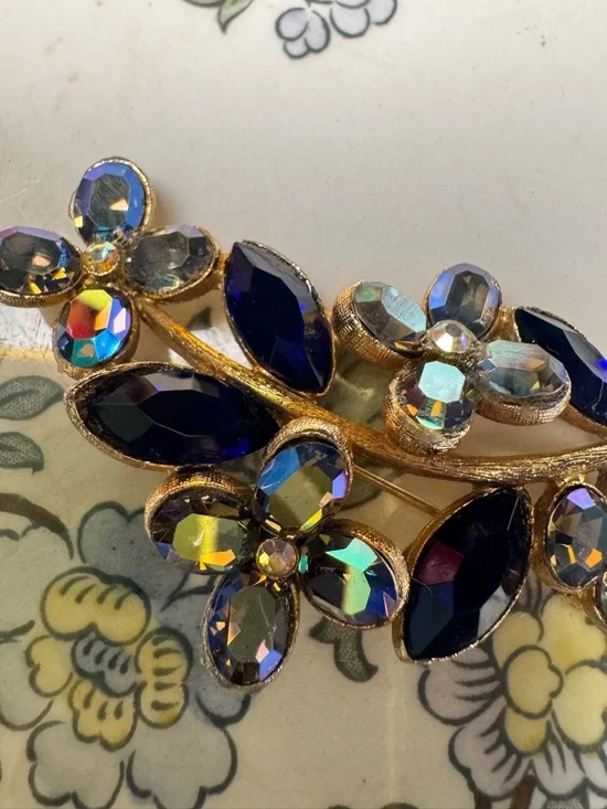 Vintage Gold Floral Brooch with Deep Blue and Iridescent Stones - Picture 4 of 7